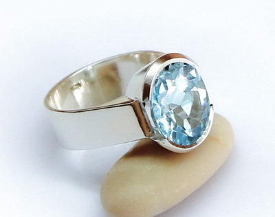Серебряное кольцо с крупным топазом